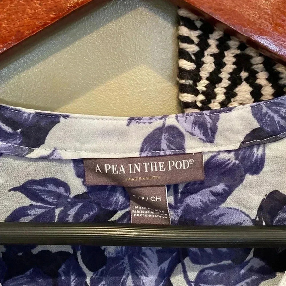A PEA IN THE POD MATERNITY FLORAL BLUE SHEAR TOP SIZE SMALL - Picture 2 of 4